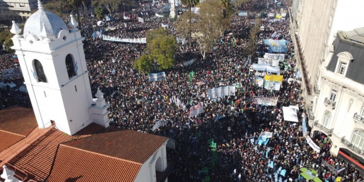 La Plaza de Mayo se colmó en "defensa de la democracia"