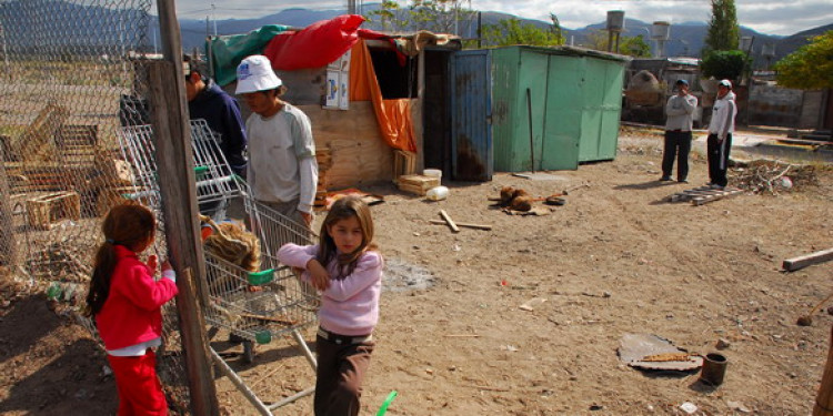 Un informe señala que Mendoza disminuyó la pobreza pero que es menos equitativa