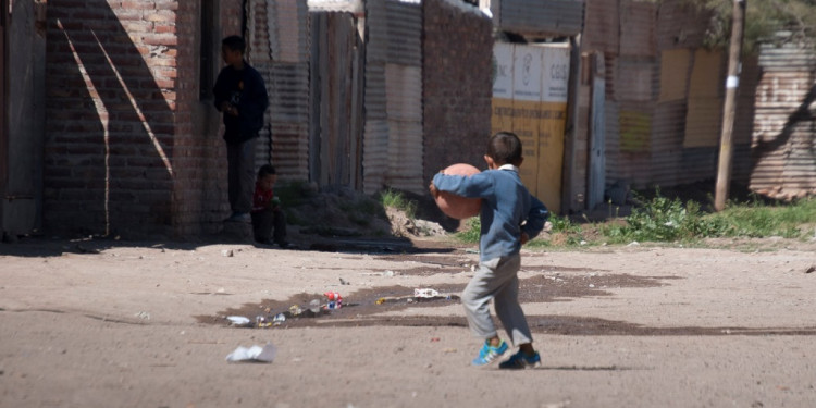 Casi la mitad de los niños y adolescentes argentinos es pobre