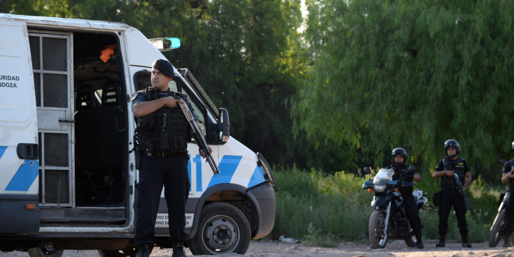 Los servicios extraordinarios conforman el 50 % del sueldo policial