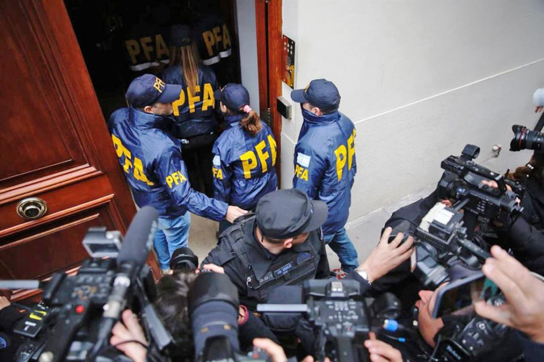Allanamientos a CFK: más de 4 horas de intensos operativos