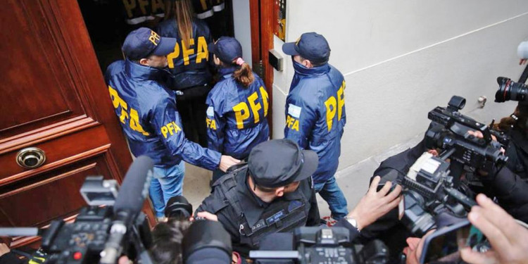 Allanamientos a CFK: más de 4 horas de intensos operativos