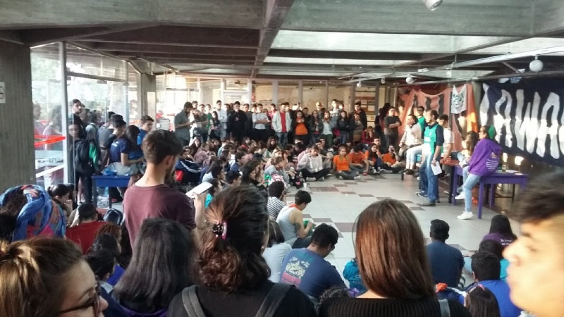 Tomaron más facultades de la UNCUYO para apoyar el reclamo docente