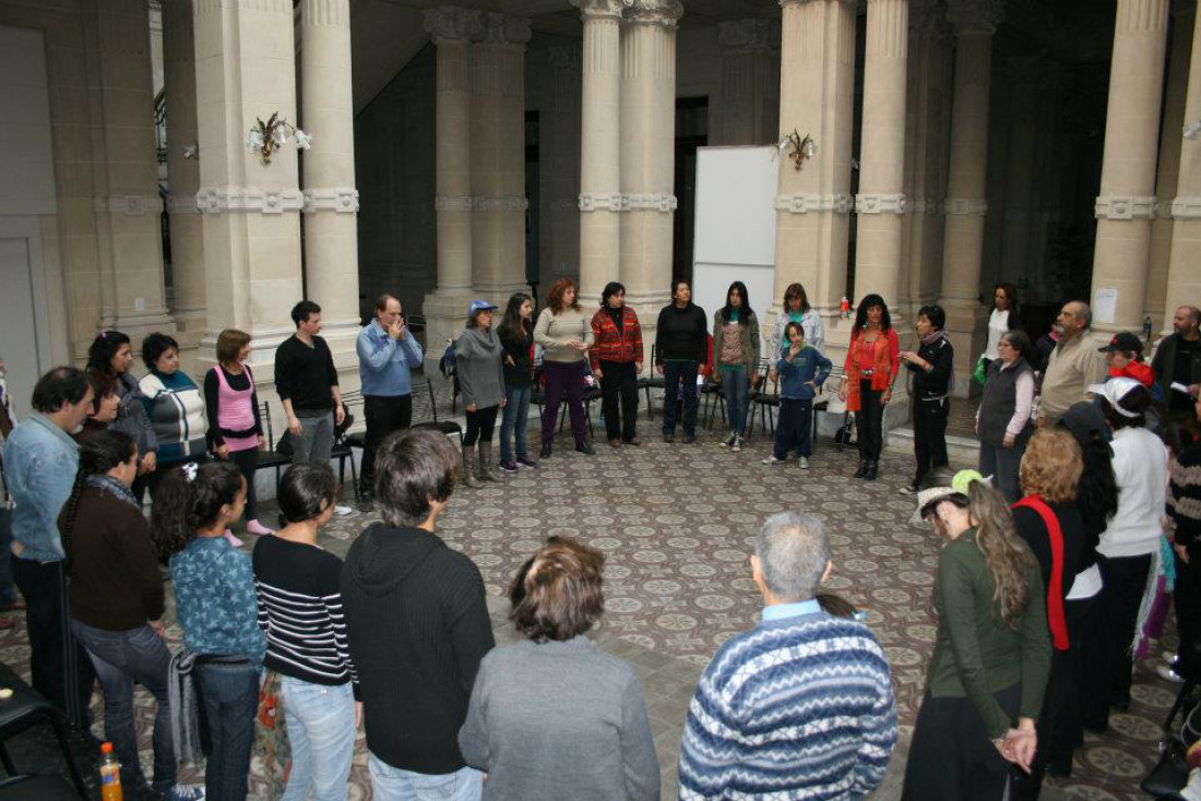 "Combatiendo la violenta desigualdad, el teatro comunitario está..."