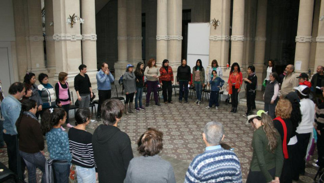 imagen "Combatiendo la violenta desigualdad, el teatro comunitario está..."