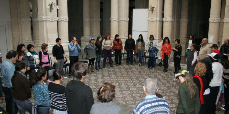 "Combatiendo la violenta desigualdad, el teatro comunitario está..."