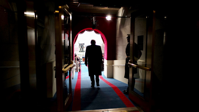 imagen Comenzó la ofensiva: denunciaron a Trump por violar la Constitución