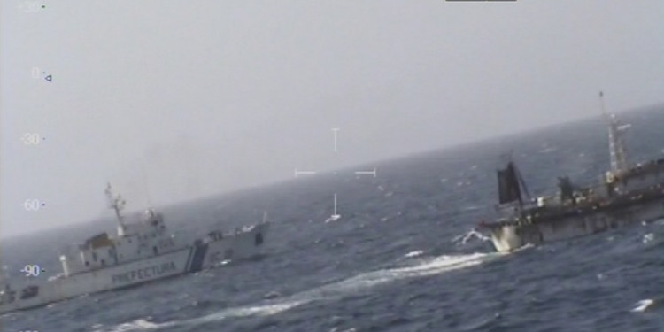 Prefectura hundió un barco chino que pescaba ilegalmente en Mar Argentino