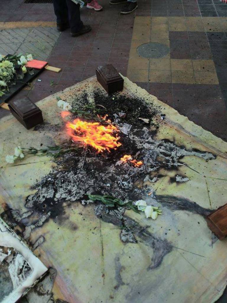 Artistas mendocinos quemaron obras en señal de protesta