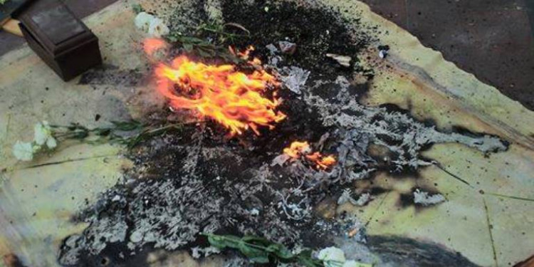 Artistas mendocinos quemaron obras en señal de protesta