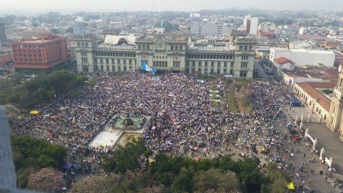 Miles de guatemaltecos piden en las calles la renuncia del presidente