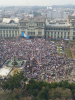Miles de guatemaltecos piden en las calles la renuncia del presidente