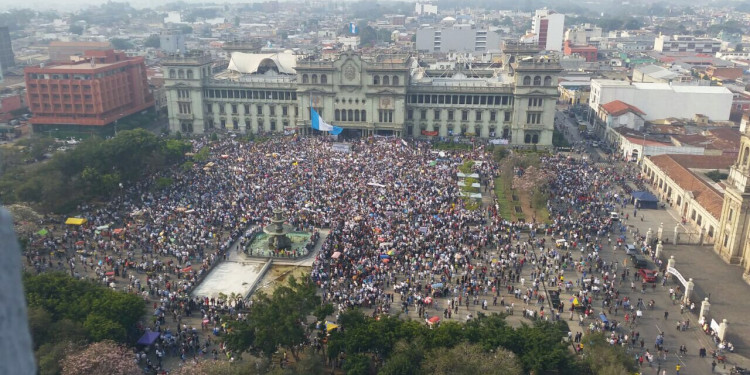 Miles de guatemaltecos piden en las calles la renuncia del presidente