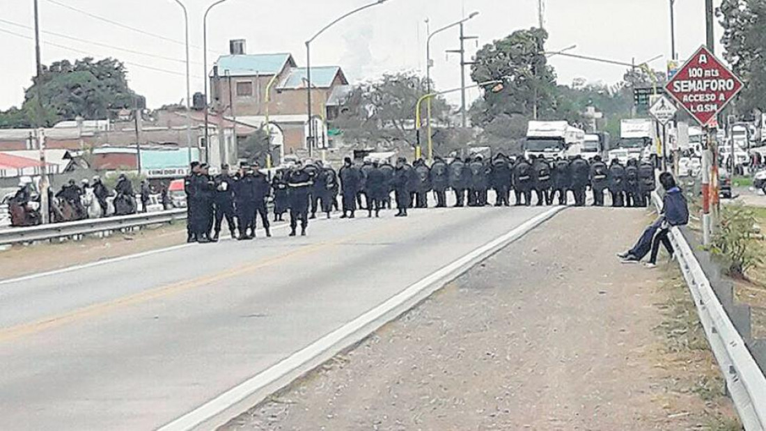 Tenso intento de desalojo a trabajadores del ingenio Ledesma tras un reclamo salarial