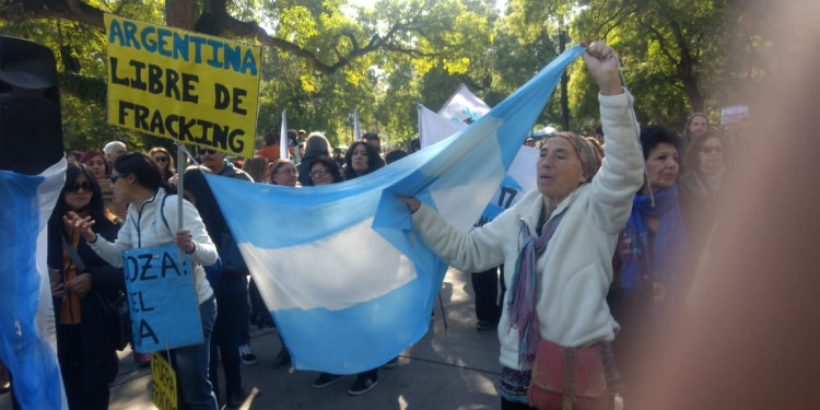 La protesta antifracking "fracturó" el festejo patrio