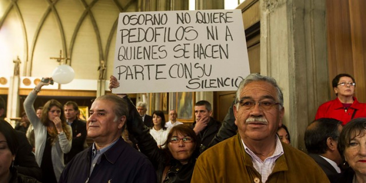 Exigen en Chile que Francisco excomulgue a un cura acusado por abusos