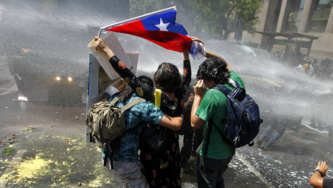 Reprimen a los estudiantes chilenos que exigen educación pública 