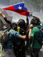 Reprimen a los estudiantes chilenos que exigen educación pública 