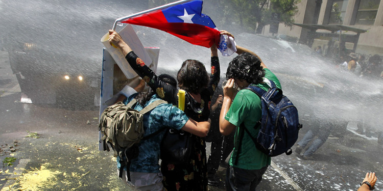 Reprimen a los estudiantes chilenos que exigen educación pública 
