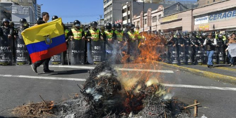 Ecuador aprobó la reelección presidencial indefinida