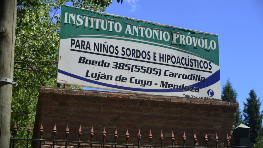 Concentración en apoyo de padres y madres de víctimas de abuso en el Instituto Próvolo