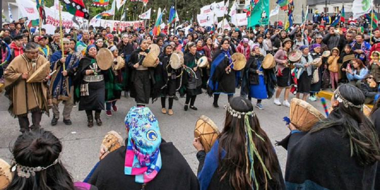 Conmemoran el Día del Indio Americano con marchas para desterrar el racismo en Mendoza