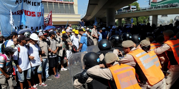 Con disturbios, el acto de la CTA terminó en Plaza de Mayo