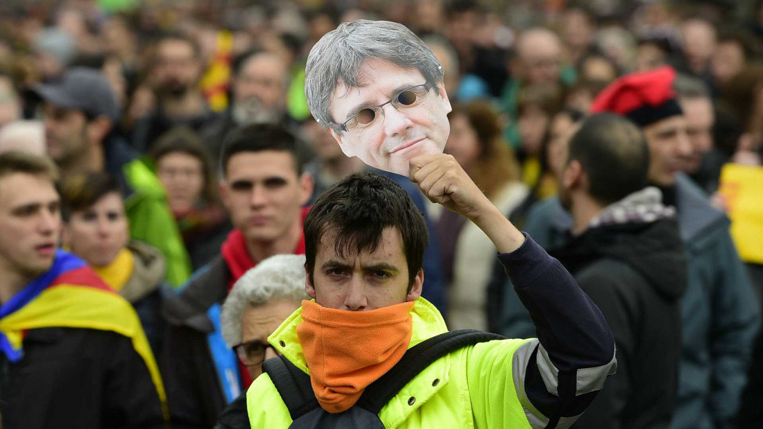 Detuvieron a Puigdemont y miles de catalanes protestan en la calle