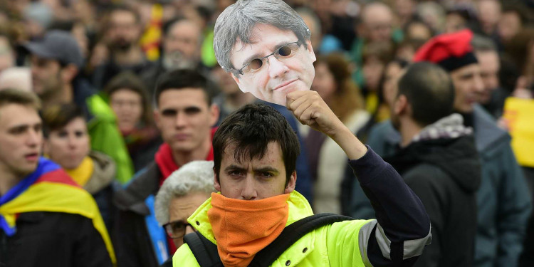 Detuvieron a Puigdemont y miles de catalanes protestan en la calle