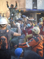 México: Desesperada búsqueda de sobrevivientes en los escombros