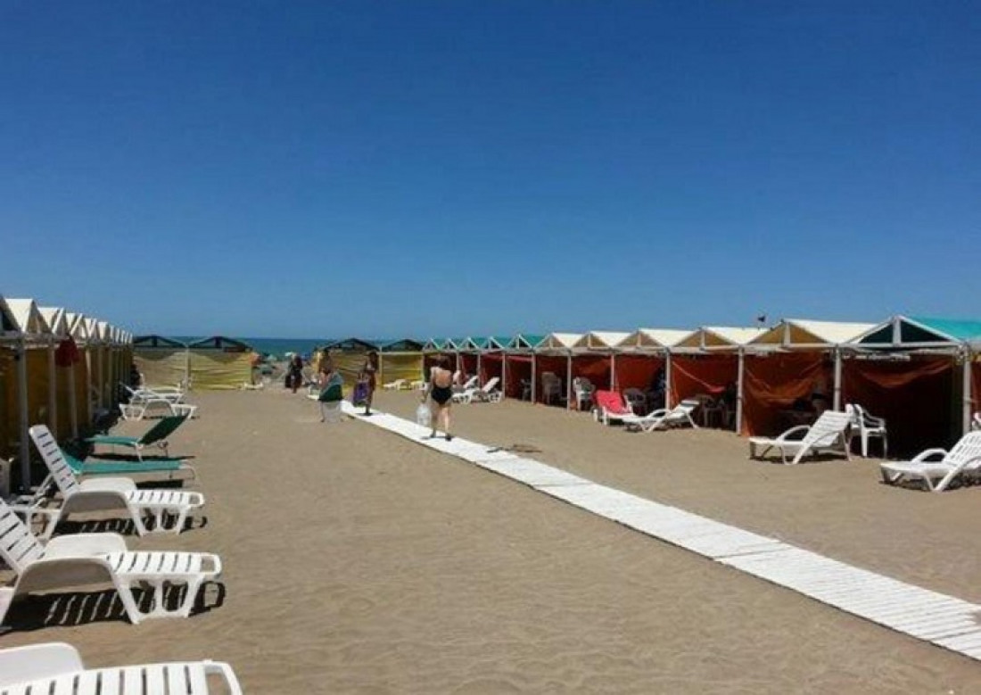 Playas accesibles: la primera carpa para personas electrodependientes está en Mar del Plata