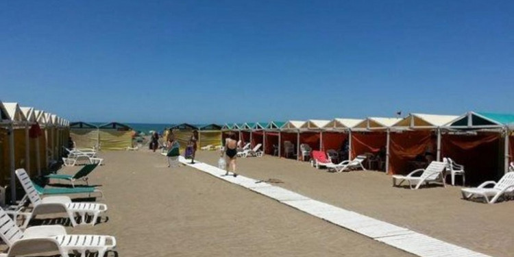 Playas accesibles: la primer carpa para personas electrodependientes está en Mar del Plata