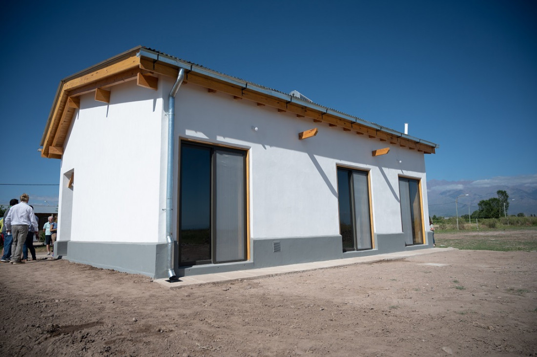 Cómo es la primera casa construida con quincha que entregó el IPV