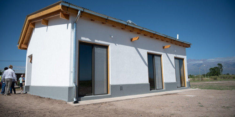 Cómo es la primera casa construida con quincha que entregó el IPV