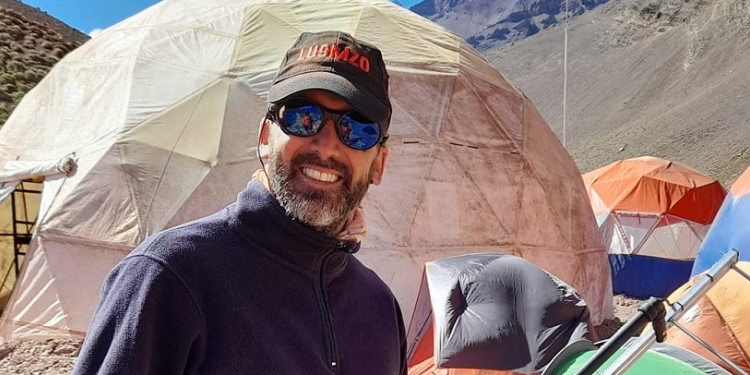 Montañista y radioaficionado: hizo histórica transmisión desde la cumbre del Aconcagua