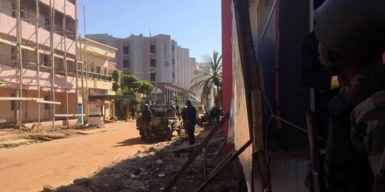 Yihadistas toman de rehenes a 170 personas en un hotel de Mali