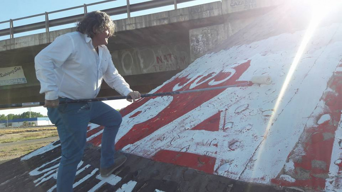 Ramón tapó las pintadas de su partido en el Acceso Este