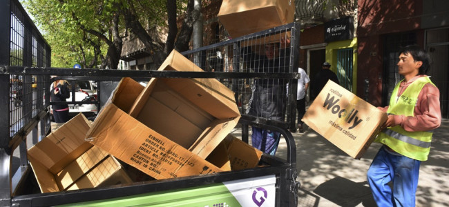 La importación de cartón amenaza la actividad de quienes se dedican al reciclaje urbano