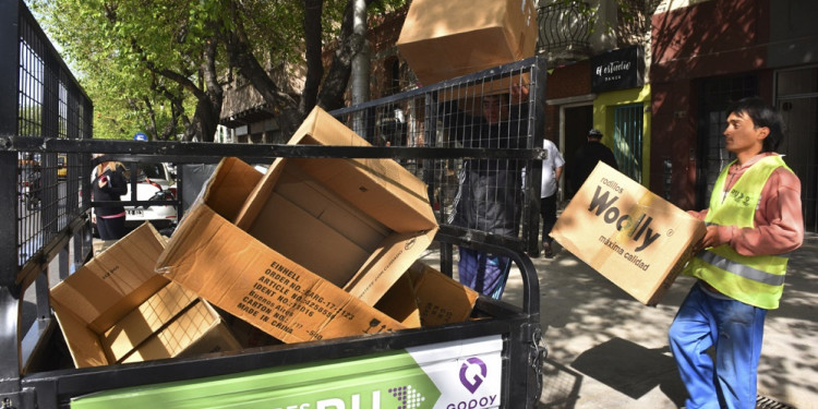 La importación de cartón amenaza la actividad de las personas que se dedican al reciclaje urbano