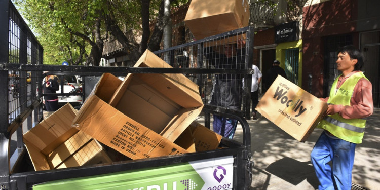 La importación de cartón amenaza la actividad de quienes se dedican al reciclaje urbano