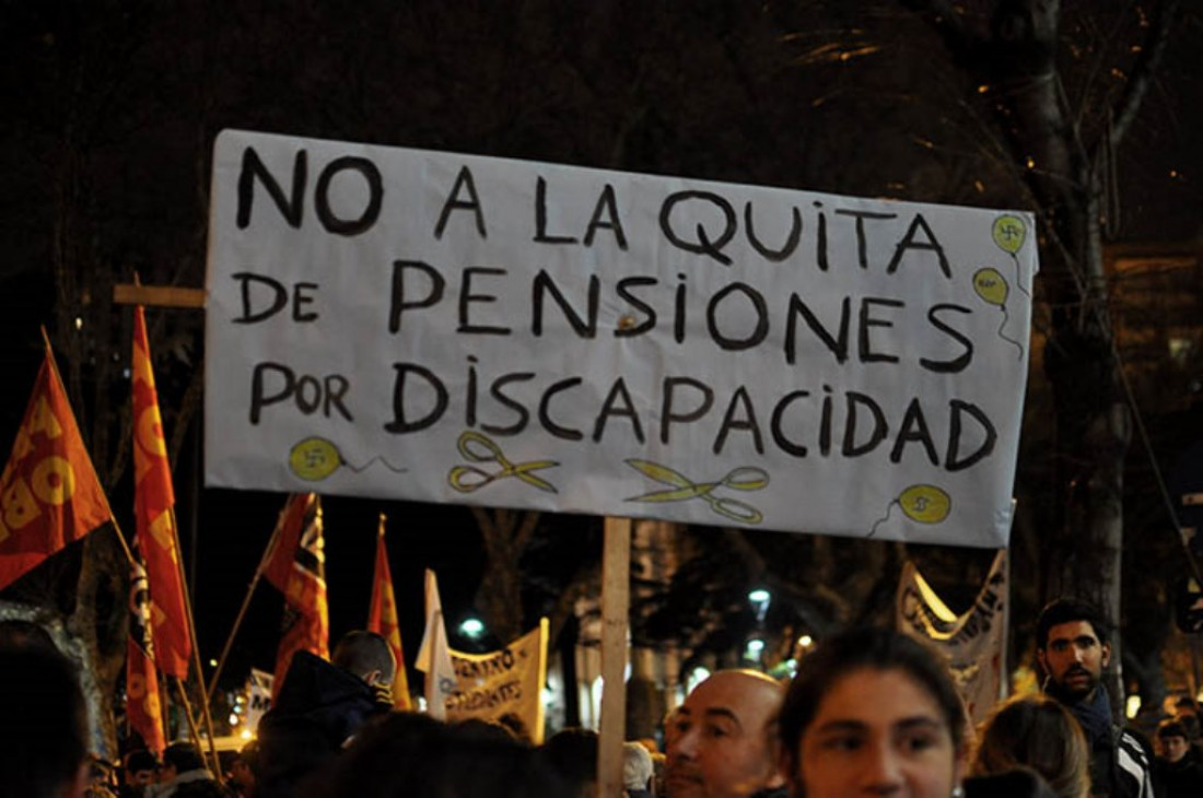 Niegan baja de pensiones a niños con discapacidad