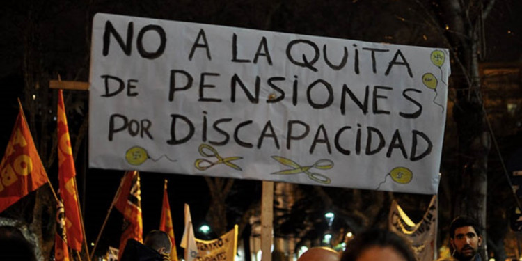 Niegan baja de pensiones a niños con discapacidad