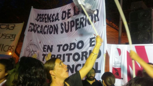 imagen Cientos de docentes marcharon en contra del cierre de cursos