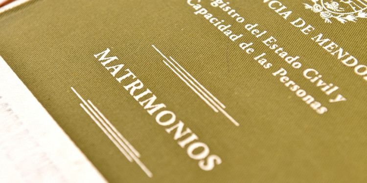 Casamientos móviles: empleadas y empleados del Registro Civil rindieron para celebrar matrimonios