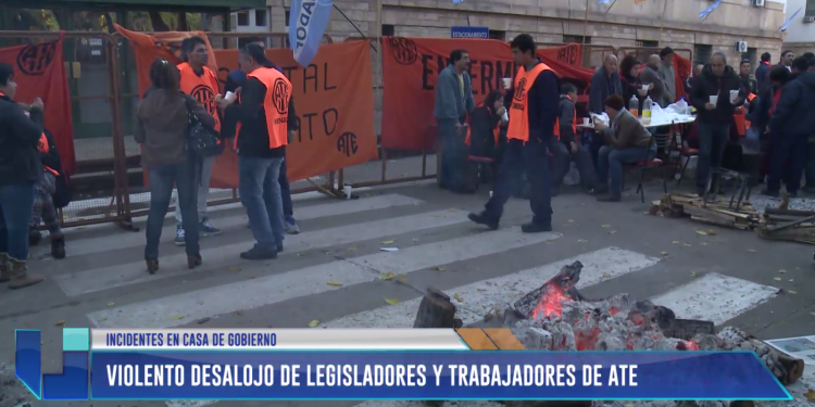 Violento desalojo de legisladores y trabajadores del ATE