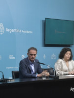 El gobierno analiza implementar un "dólar turista" para mejorar los ingresos del Banco Central 