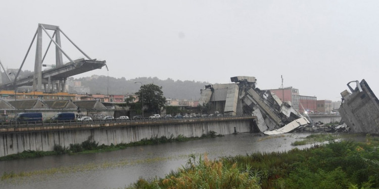 Se derrumbó un puente en Italia: 22 muertos