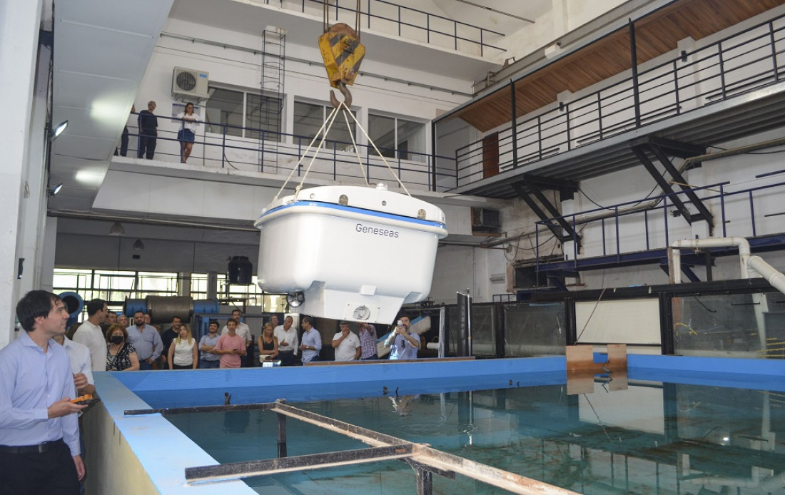 Fabricaron en Argentina el primer robot solar que recolecta residuos flotantes e hidrocarburos en cuerpos de agua