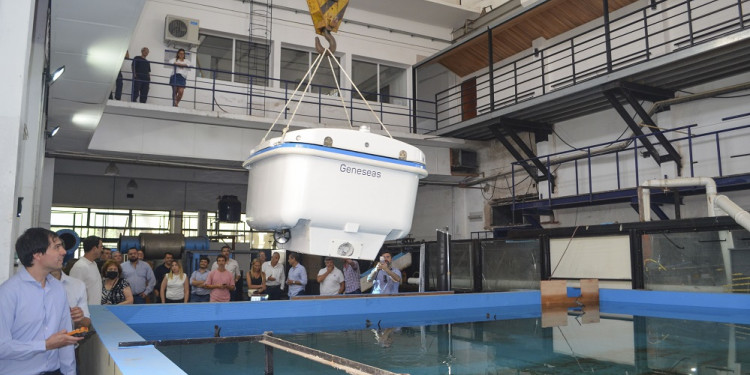 Fabricaron en Argentina el primer robot solar que recolecta residuos flotantes e hidrocarburos en cuerpos de agua