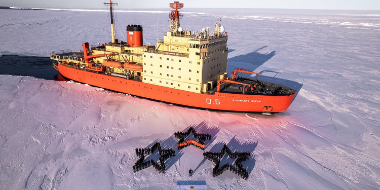Tripulantes del Irízar "dibujaron" en el hielo antártico tres estrellas en homenaje a la Selección